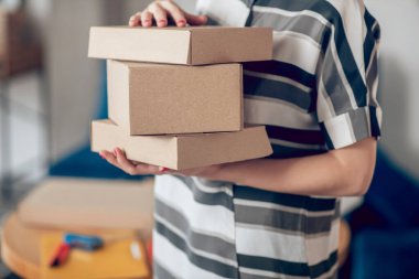 Elinde paketlerle internet mağazası çalışanı.