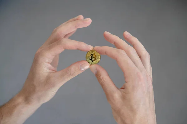 Immagine da vicino delle mani con un bitcoin — Foto Stock