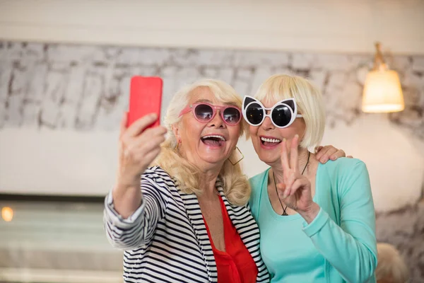 Twee senior opgewonden vrouwen maken selfie en plezier hebben — Stockfoto