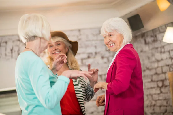 Три пожилые счастливые дамы отлично проводят время вместе. — стоковое фото