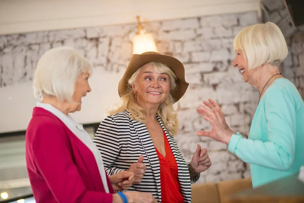 Tre äldre glada damer som har roligt tillsammans — Stockfoto