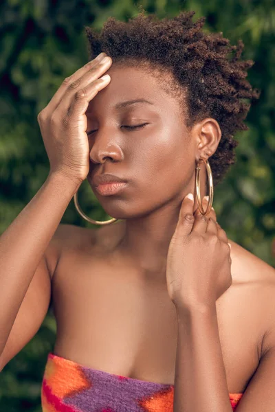 Dark skinned woman with closed eyes in spa salon — Stock Photo, Image