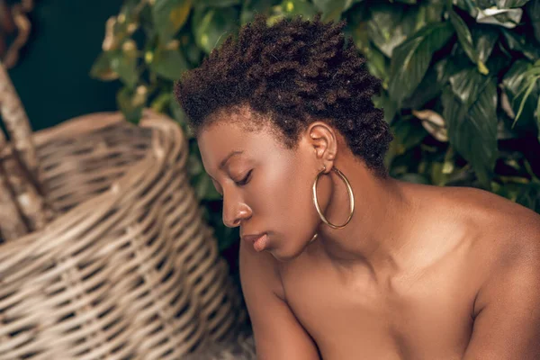 Avslappnad mörkhyad ung kvinna i spa salong — Stockfoto