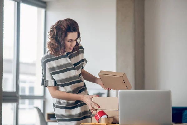 Enfocado vendedor tienda de Internet preparando mercancías para el envío — Foto de Stock