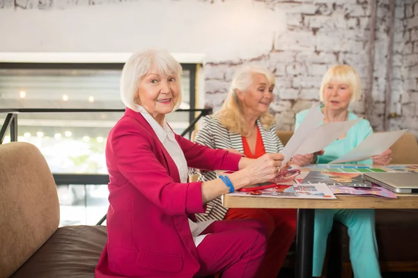 Três senhoras idosas bem vestidas discutindo uma nova coleção de vestidos — Fotografia de Stock