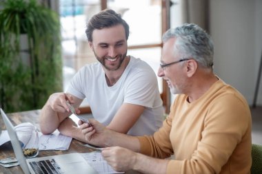 İki meslektaş birbirlerine bakıp kendilerini iyi hissediyorlar.