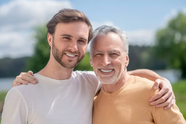 Фото отца и сына, выглядящих счастливыми — стоковое фото