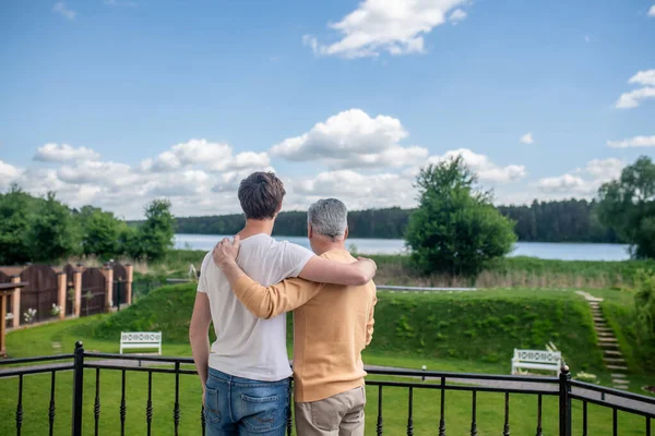 Táta a syn tráví víkend na venkově a vypadají šťastně. — Stock fotografie