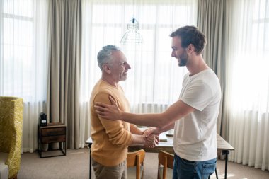 Oğlu babasını ziyaret ediyor, ikisi de mutlu görünüyor.