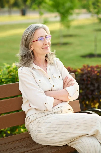 Lachende mooie vrouw met gevouwen armen op de borst — Stockfoto