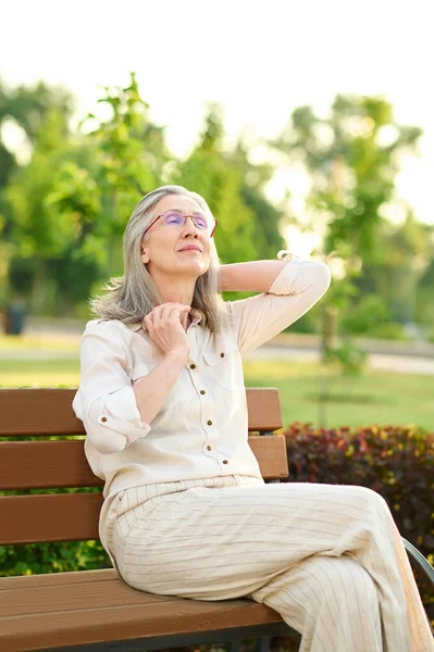 Mujer adulta de buen aspecto descansando en el parque — Foto de Stock