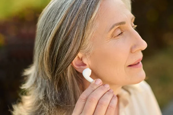 Close-up profiel van volwassen vrouw gezicht — Stockfoto