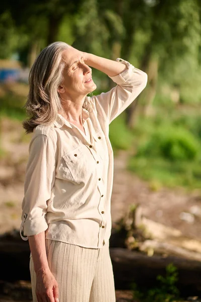 Vrouw met gesloten ogen in de zon — Stockfoto