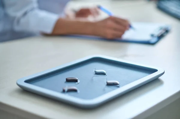 Hearing aid tray on otolaryngologists desk — Stock Photo, Image