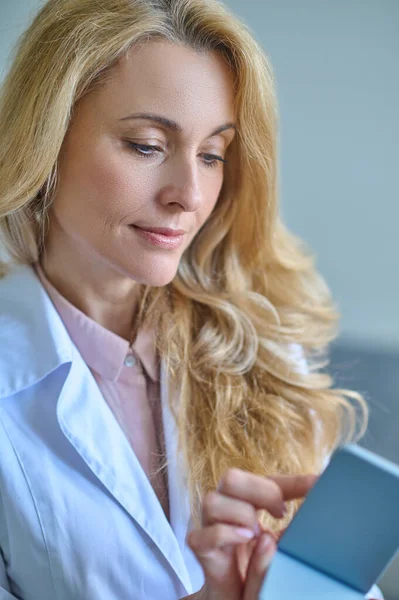 Mujer médico examinando de buen humor —  Fotos de Stock