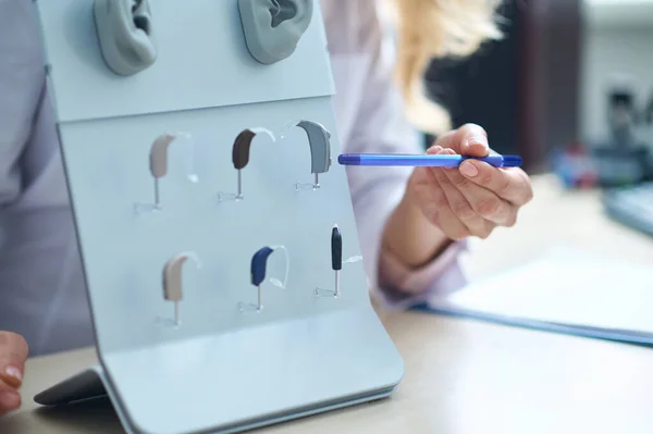 Otolaryngologist presentera lyssningsapparaten på kliniken — Stockfoto