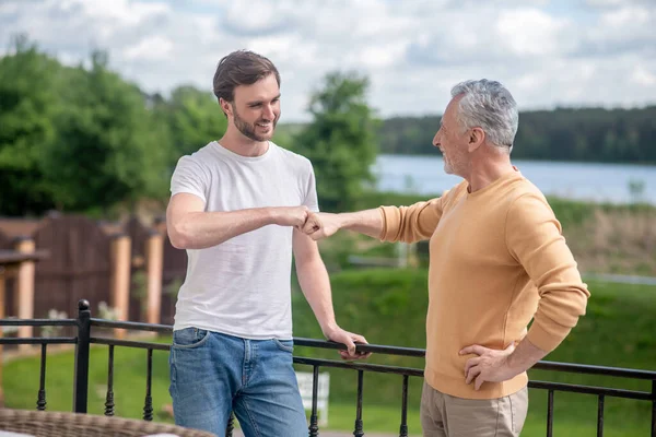 Pappa och son tillbringar helgen på landet och tittar njöt — Stockfoto