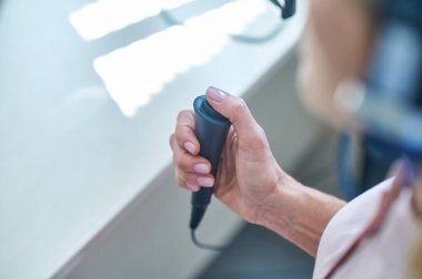 Uzaktan kumandalı kulaklıklı bir kadın.