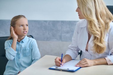 Kulakları iyi duymayan bir kız otolarolog randevusunda.