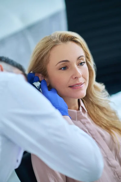 Otolaryngologist resepsiyonunda güzel bir kadın var. — Stok fotoğraf