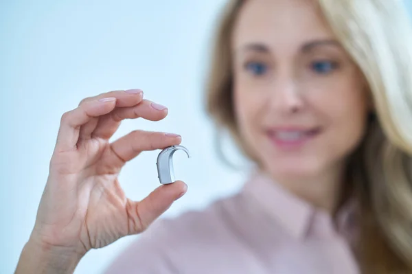 Pequeño aparato médico en la mano de las mujeres — Foto de Stock