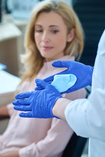 Médicos mãos amassar substância elástica e paciente — Fotografia de Stock
