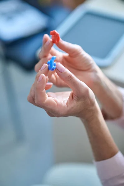 Zwei Hörgeräte in weiblichen Händen — Stockfoto