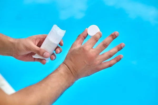 Préparation pour la désinfection de la piscine avec des comprimés de chlore — Photo