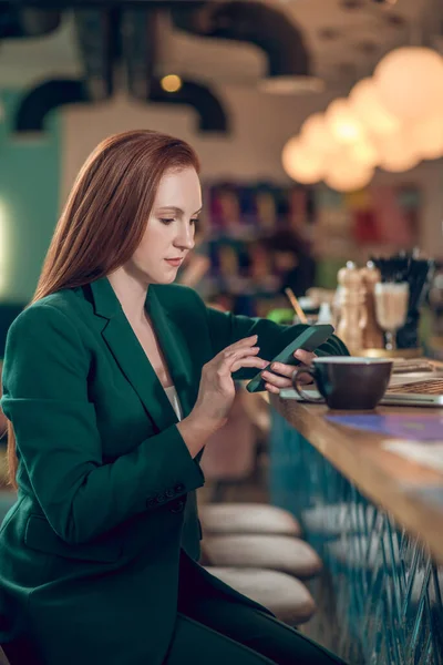 Nő keres okostelefon kávézóban — Stock Fotó