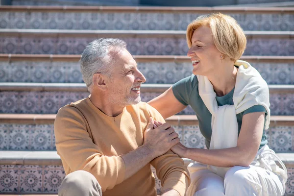 Щаслива пара середнього віку сидить на сходах — стокове фото