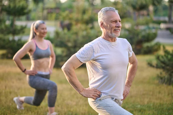 Két sportos felnőtt edz a parkban. — Stock Fotó