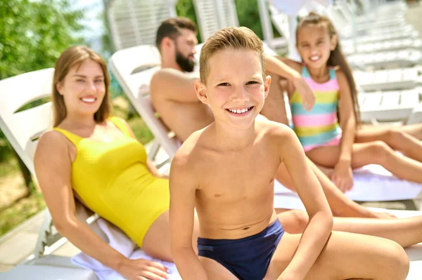 Kids and thier parent having good time on a beach — Stock Photo, Image