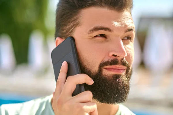 Akıllı telefonlu yakışıklı bir adamın resmi. — Stok fotoğraf