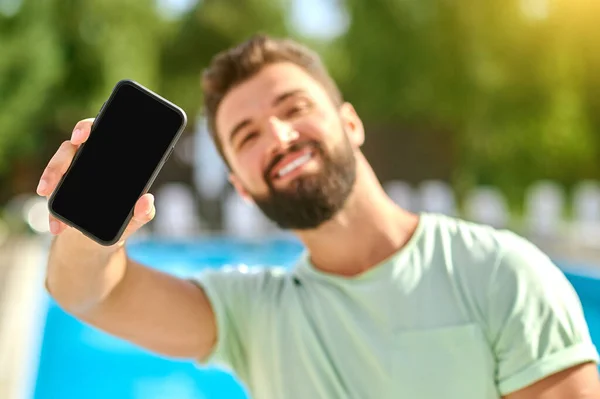 Ein Bild eines jungen, gut aussehenden Mannes mit Smartphone — Stockfoto