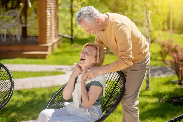 Coppia matura che si diverte in giardino — Foto Stock