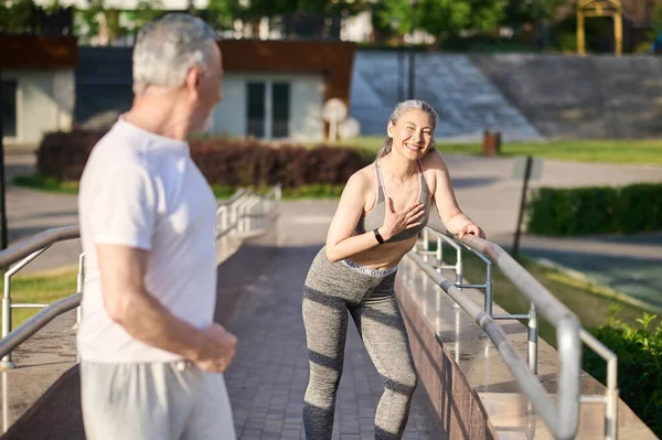 Ett moget par som joggar i parken på morgonen — Stockfoto