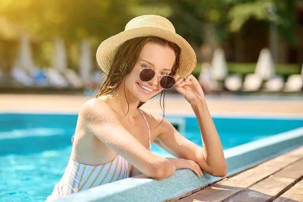 Μια φωτογραφία μιας όμορφης νεαρής γυναίκας που περνάει χρόνο σε μια πισίνα. — Φωτογραφία Αρχείου