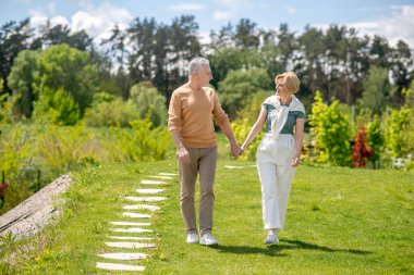 Sevgili evli çift kırsalda geziniyor.