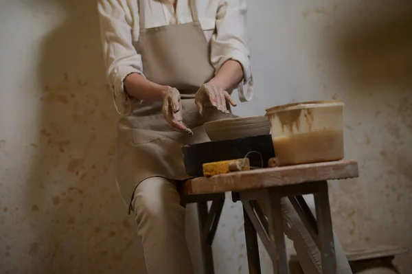Картина гончара, работающего на гончарном круге — стоковое фото