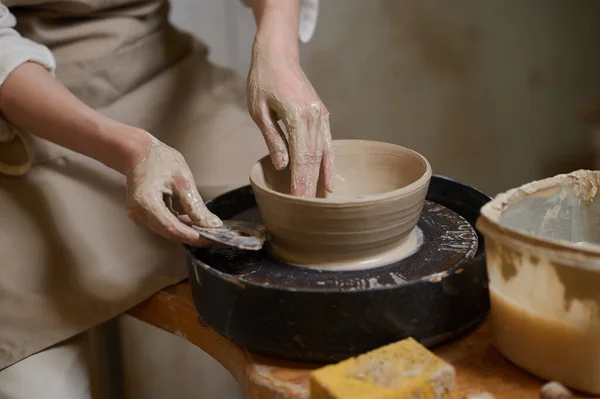 Una foto de un alfarero trabajando en una rueda de cerámica — Foto de Stock