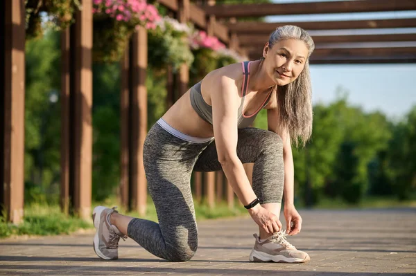 Žena středního věku ve sportovním oblečení, která se smála — Stock fotografie