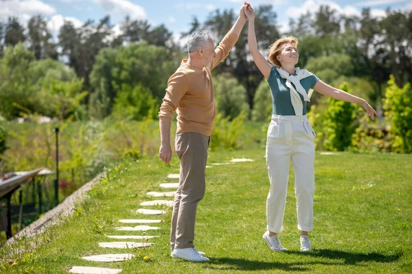 Koca karısına dans etmeyi öğretiyor.