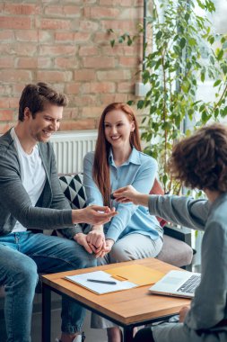Komisyoncu, alıcıya emlak anahtarını veriyor.