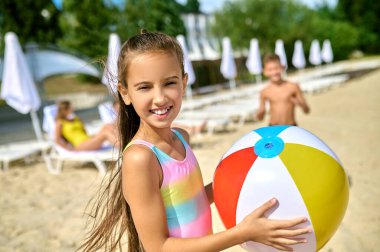 Sahilde top oynayan çocuklar.