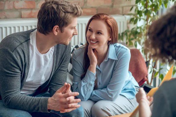 Gelukkige jongeren kopen onroerend goed — Stockfoto