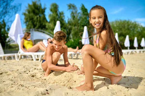 Mayo giymiş güzel bir kız gülümsüyor