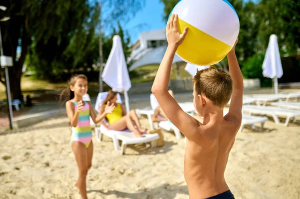 Sahilde top oynayan çocuklar.