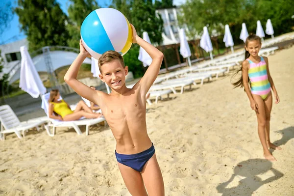 Niños jugando pelota en una playa — Foto de Stock