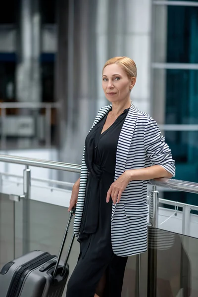 Mooie vrouw van middelbare leeftijd op het vliegveld — Stockfoto