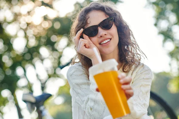 Una foto de una chica con gafas de sol y una botella de agua en la mano —  Fotos de Stock